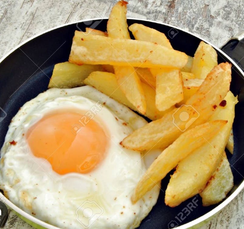 Patatas fritas y huevo frito