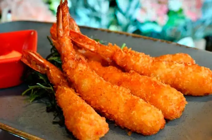 Llagostins amb tempura I romesco 5u.