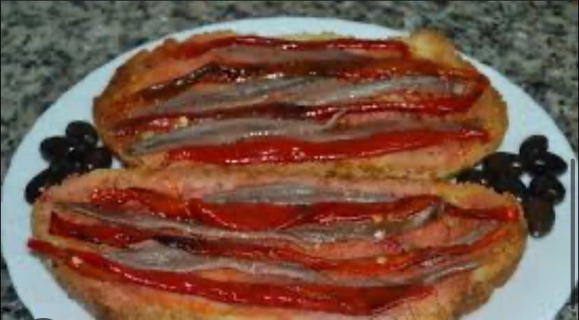 1/2 Tostada Atún, Anchoas y tomate