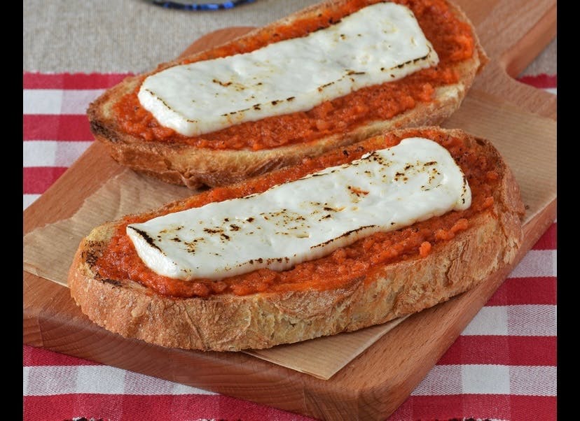 Tostada Queso y Tomate