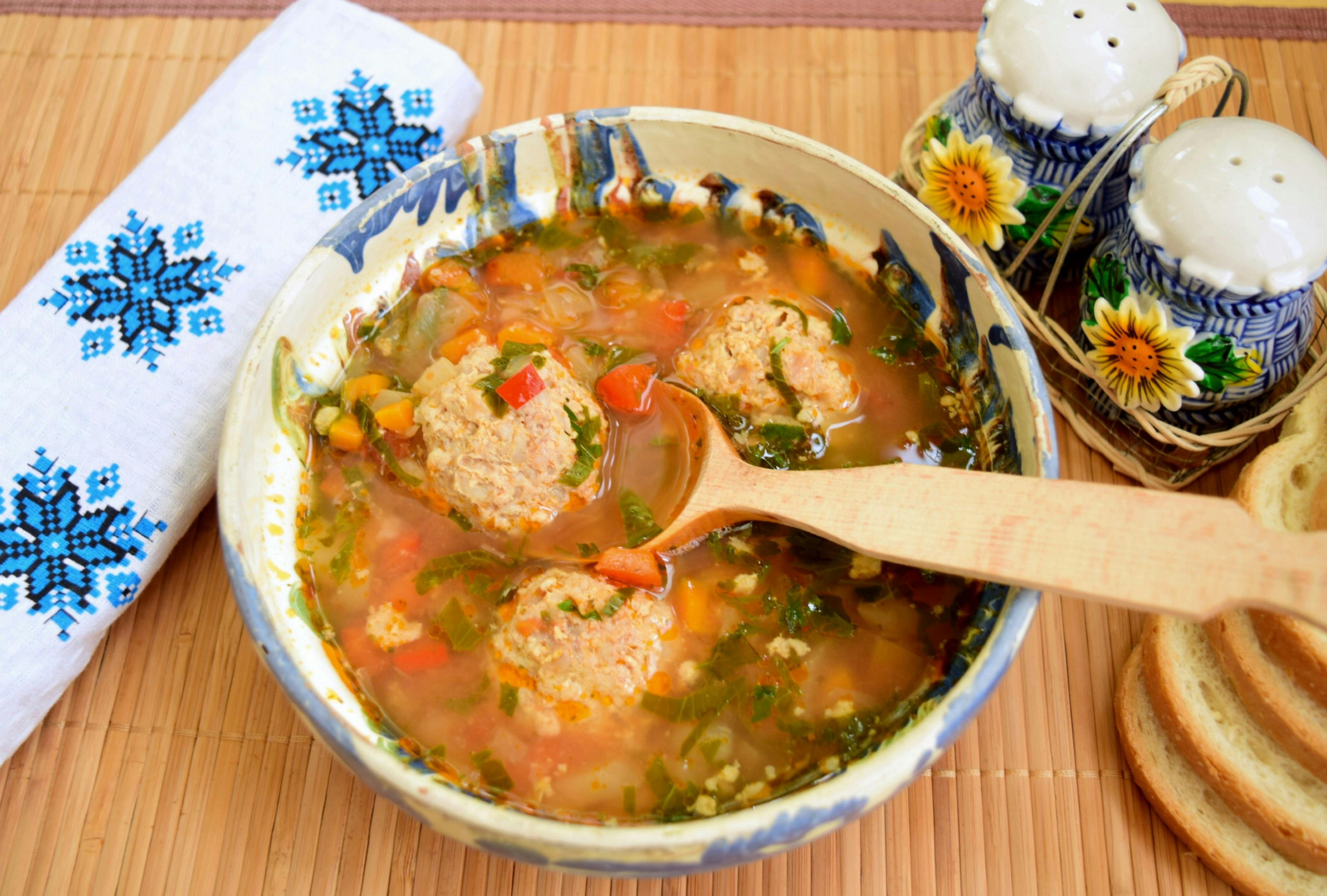 SOPA DE ALBÓNDIGAS (CIORBĂ DE PERIȘOARE)