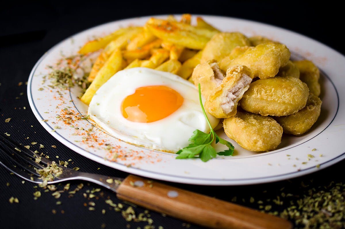 NUGGETS CON PATATAS Y HUEVO