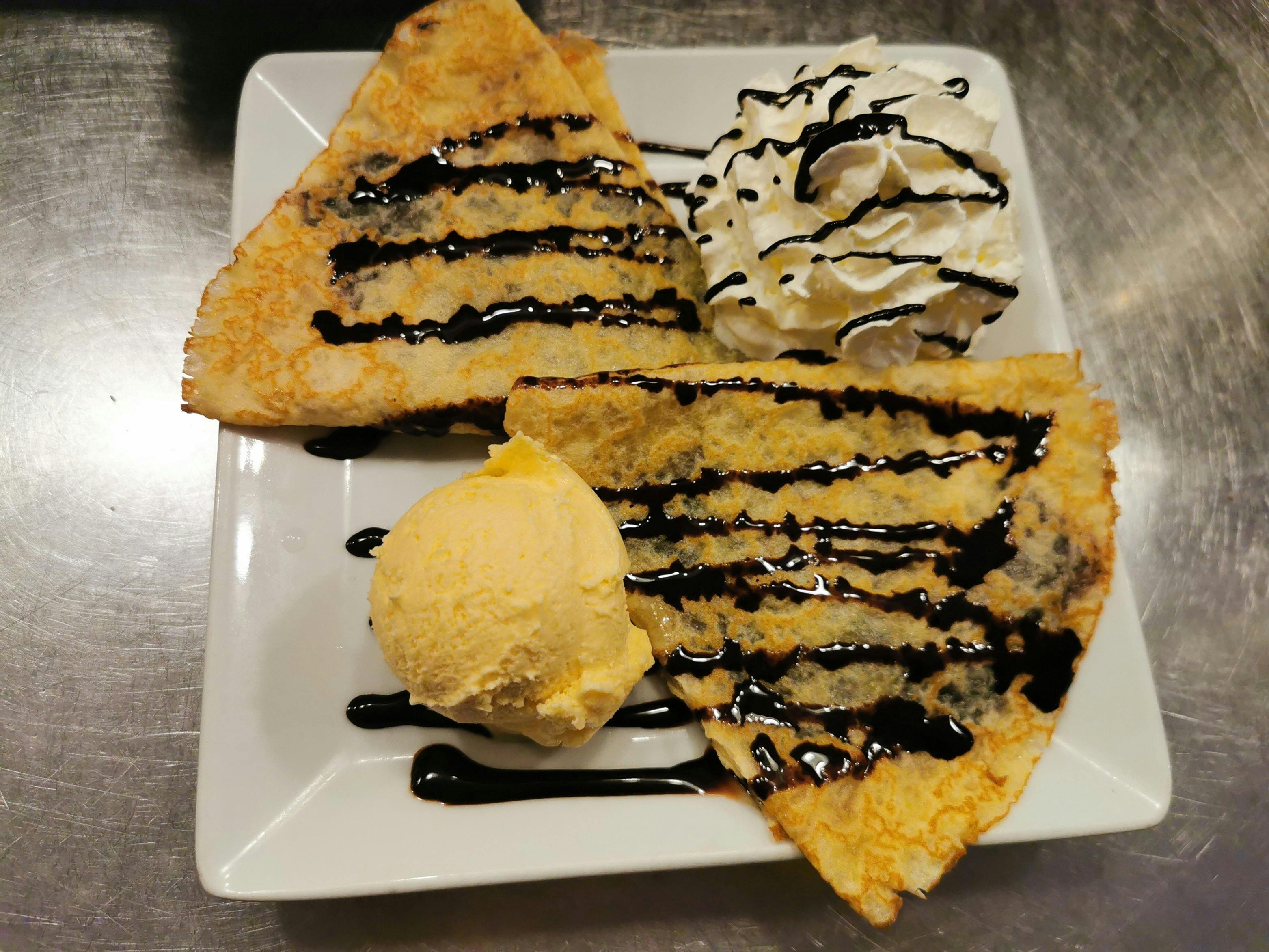 Crepes de chocolate con helado