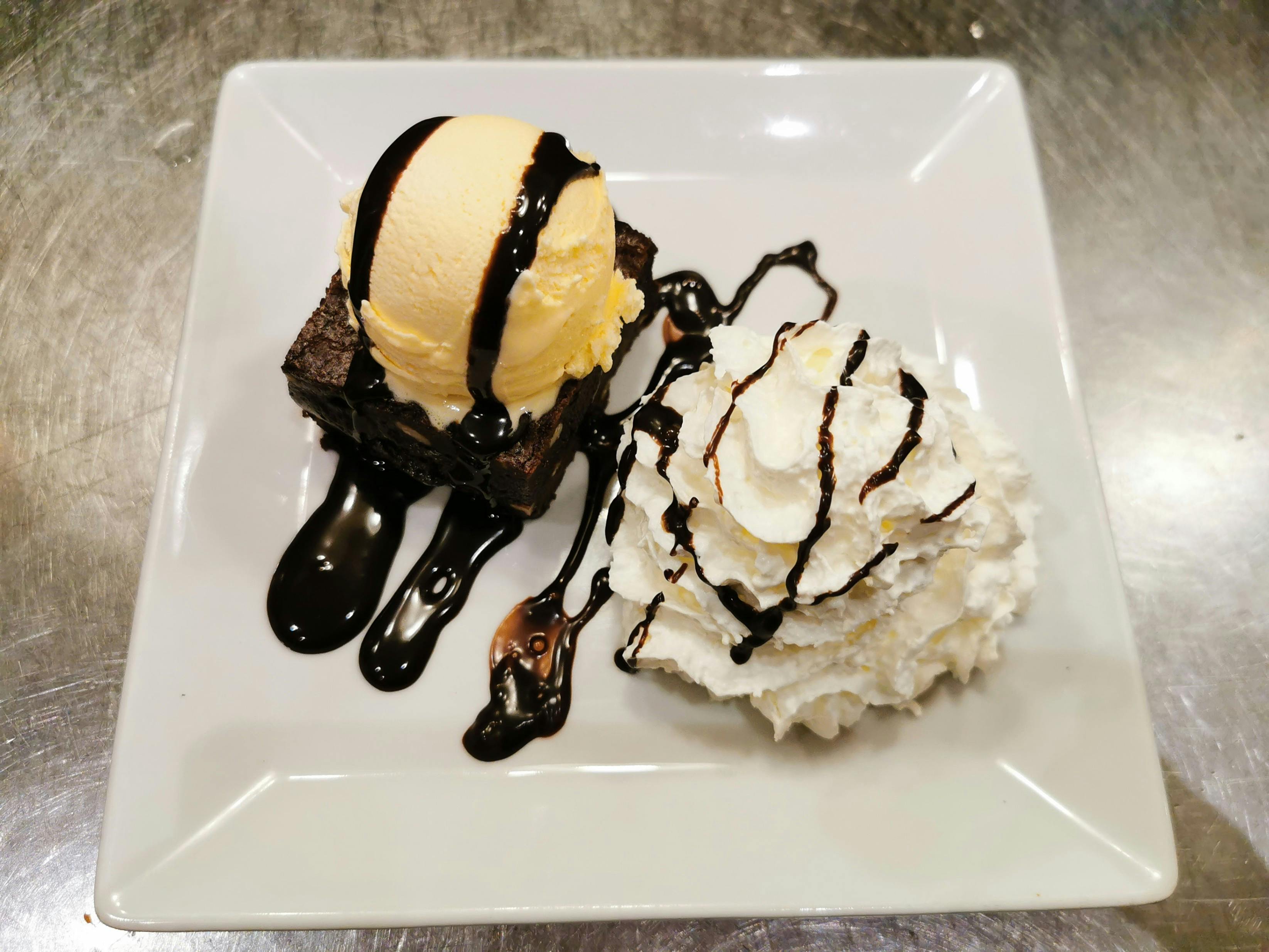 Brownie con helado