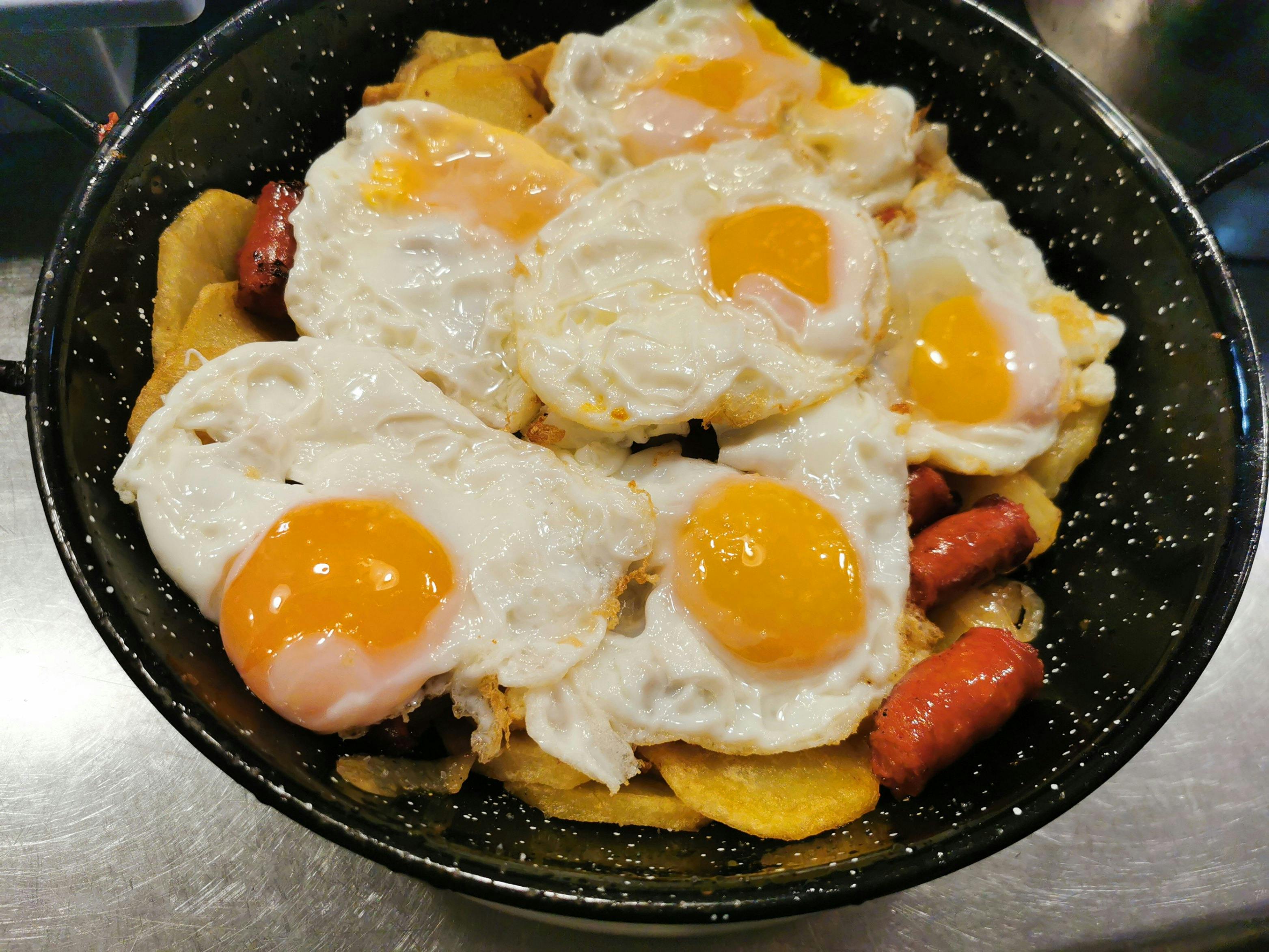 Huevos rotos con Chistorra