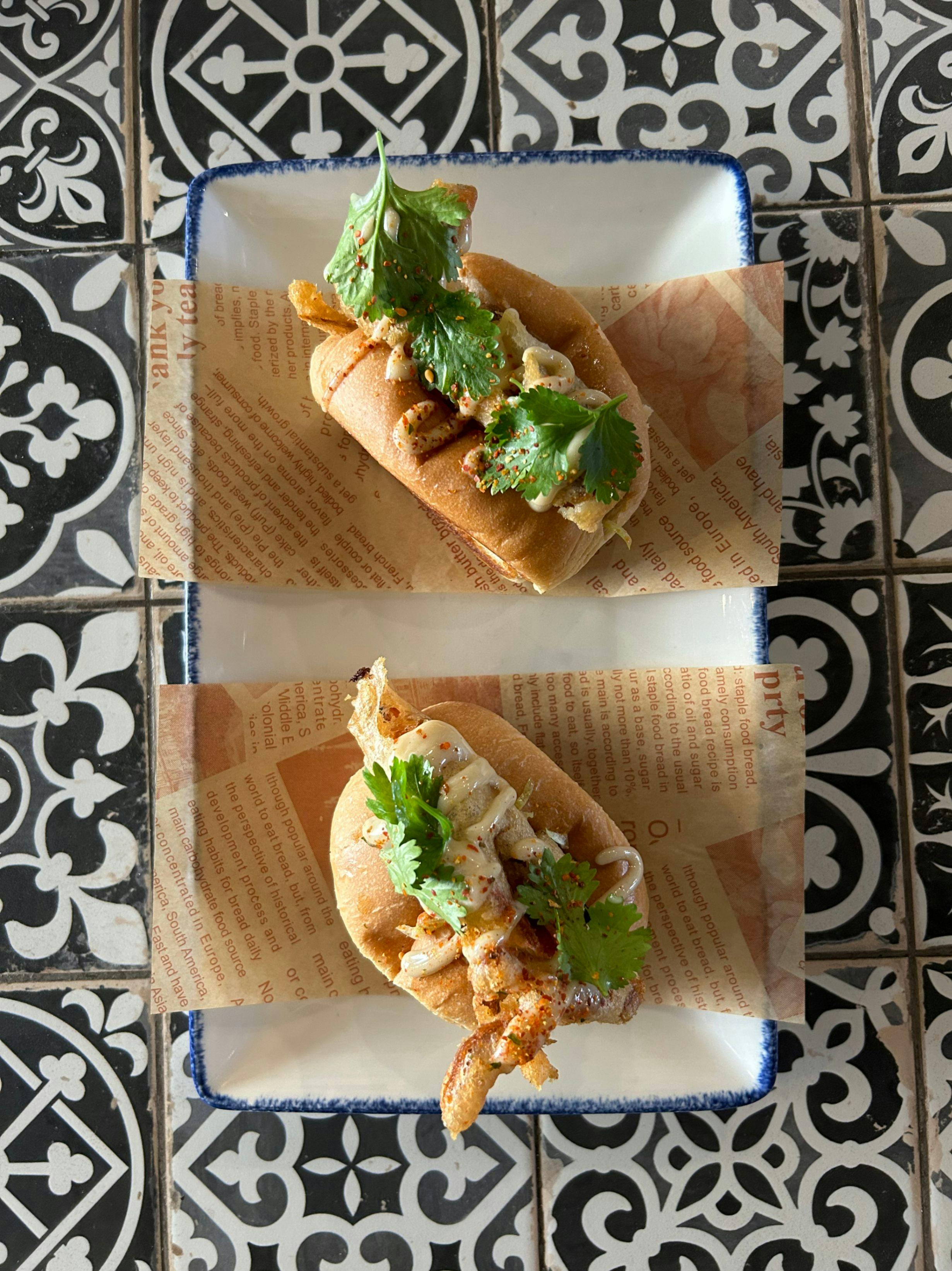 Brioche de cangrejo en tempura con encurtidos