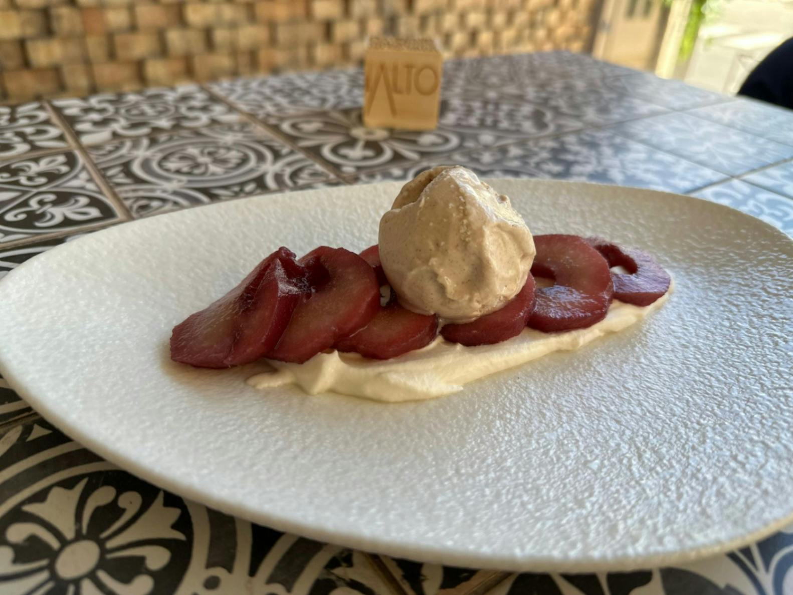 Pera al vino con chantilly y helado de canela