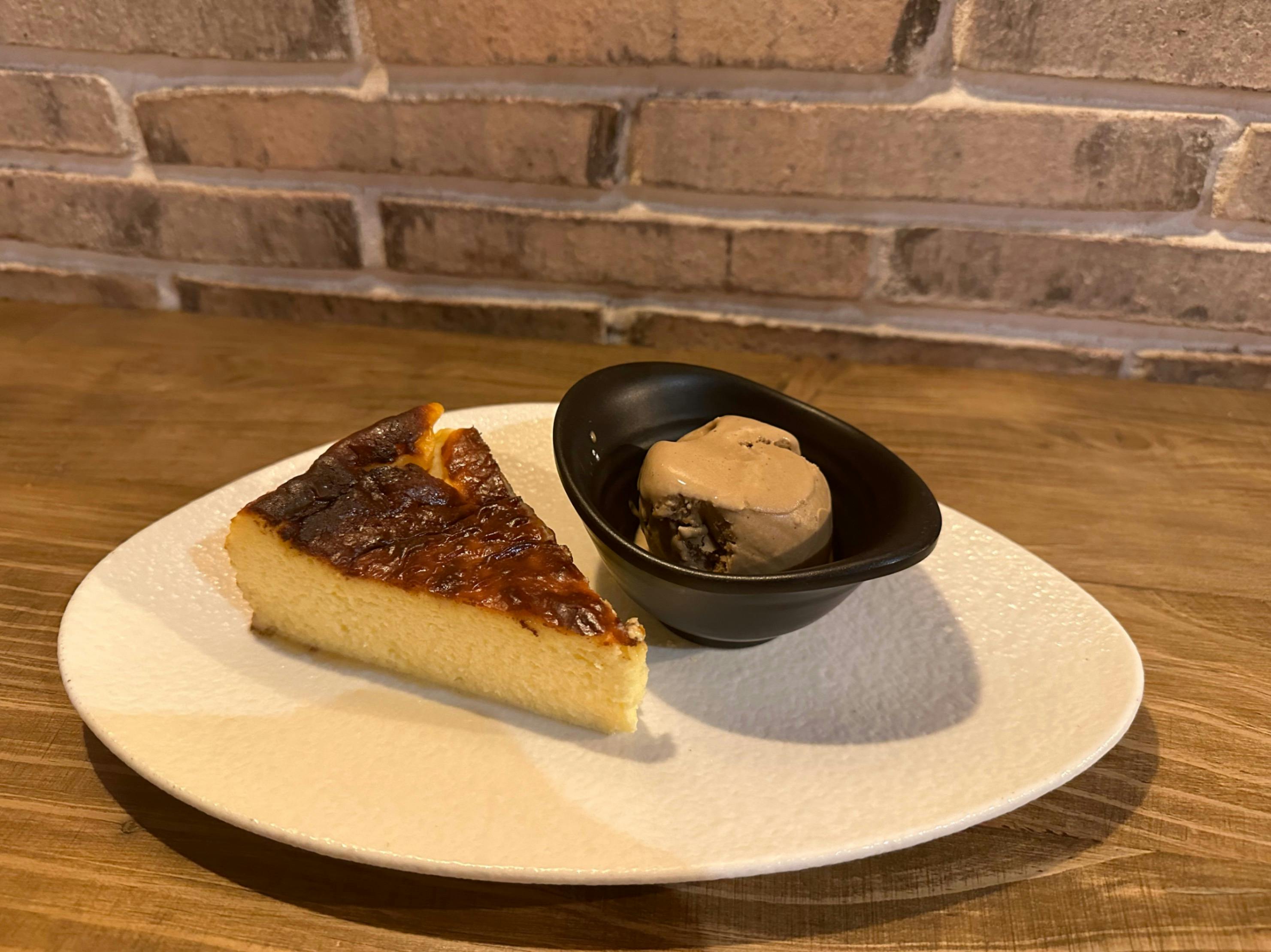 Tarta Casera de Queso al horno con helado de cafe