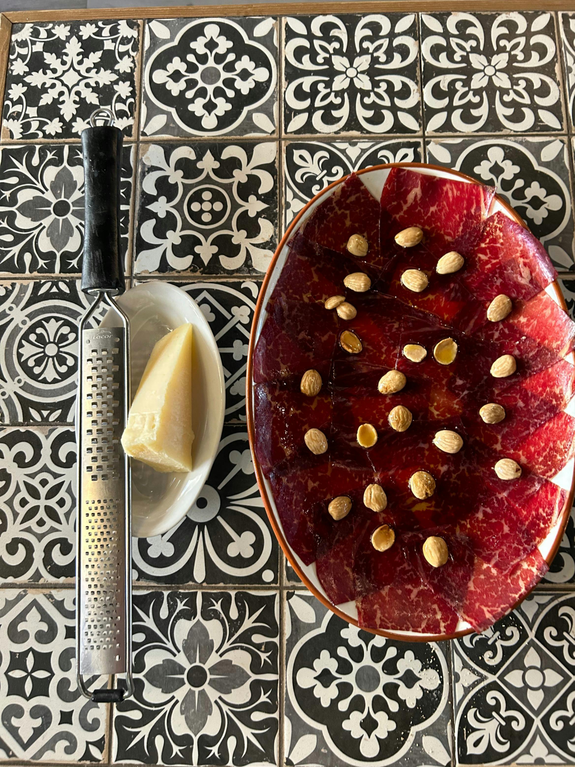 Cecina de vaca vieja con almendras y parmesano