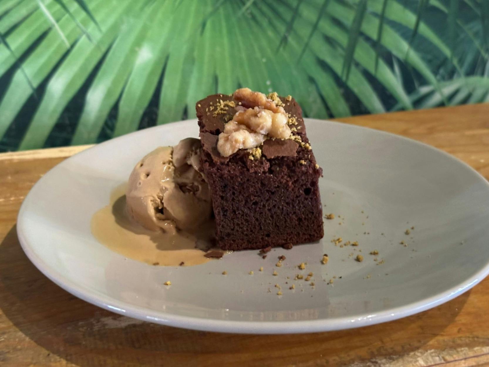 Brownie de chocolate con helado de caramelo y nueces caramelizadas