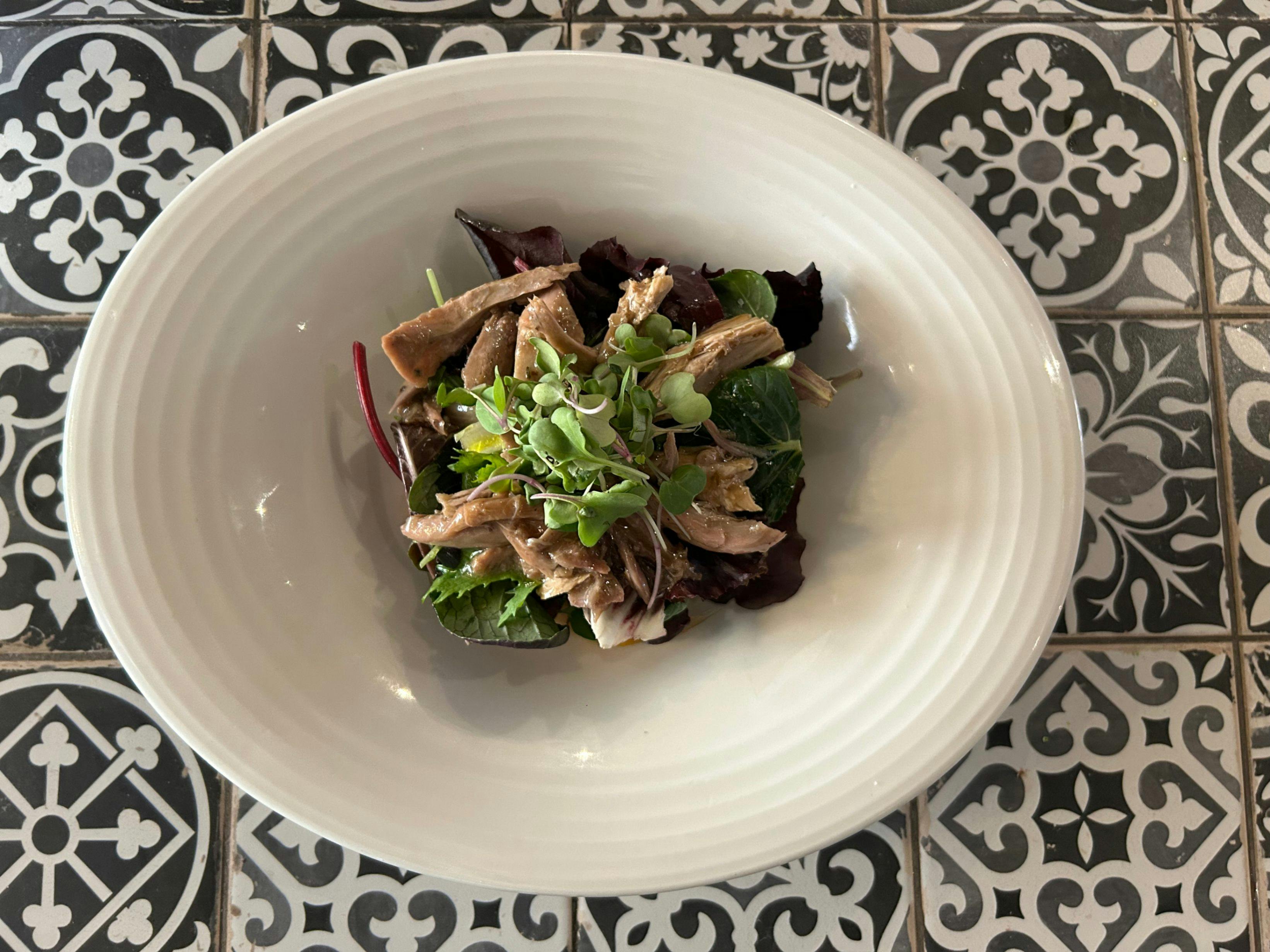 Ensalada templada de perdiz en escabeche con verduritas