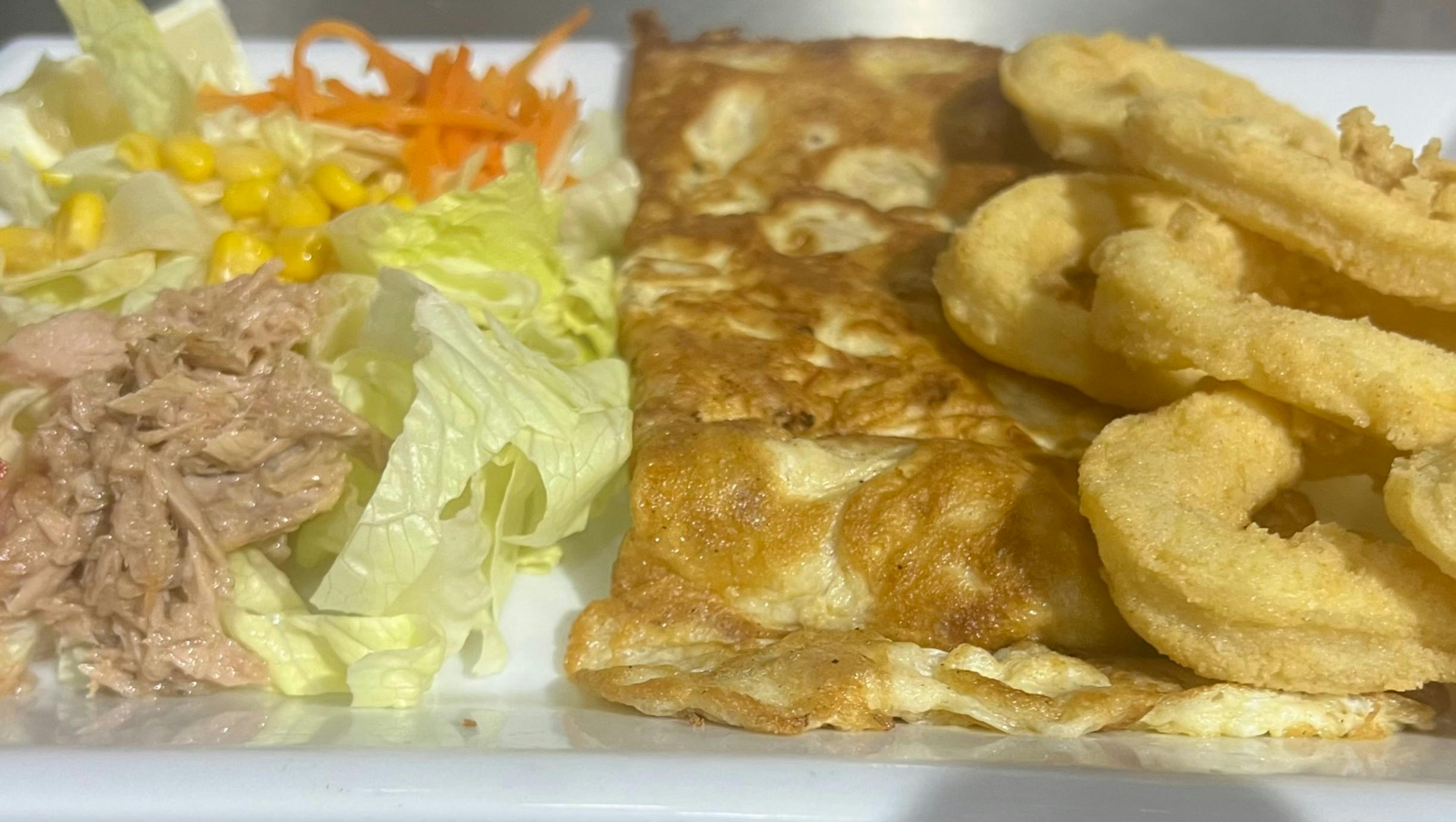 Ensalada tortilla de atún y calamares