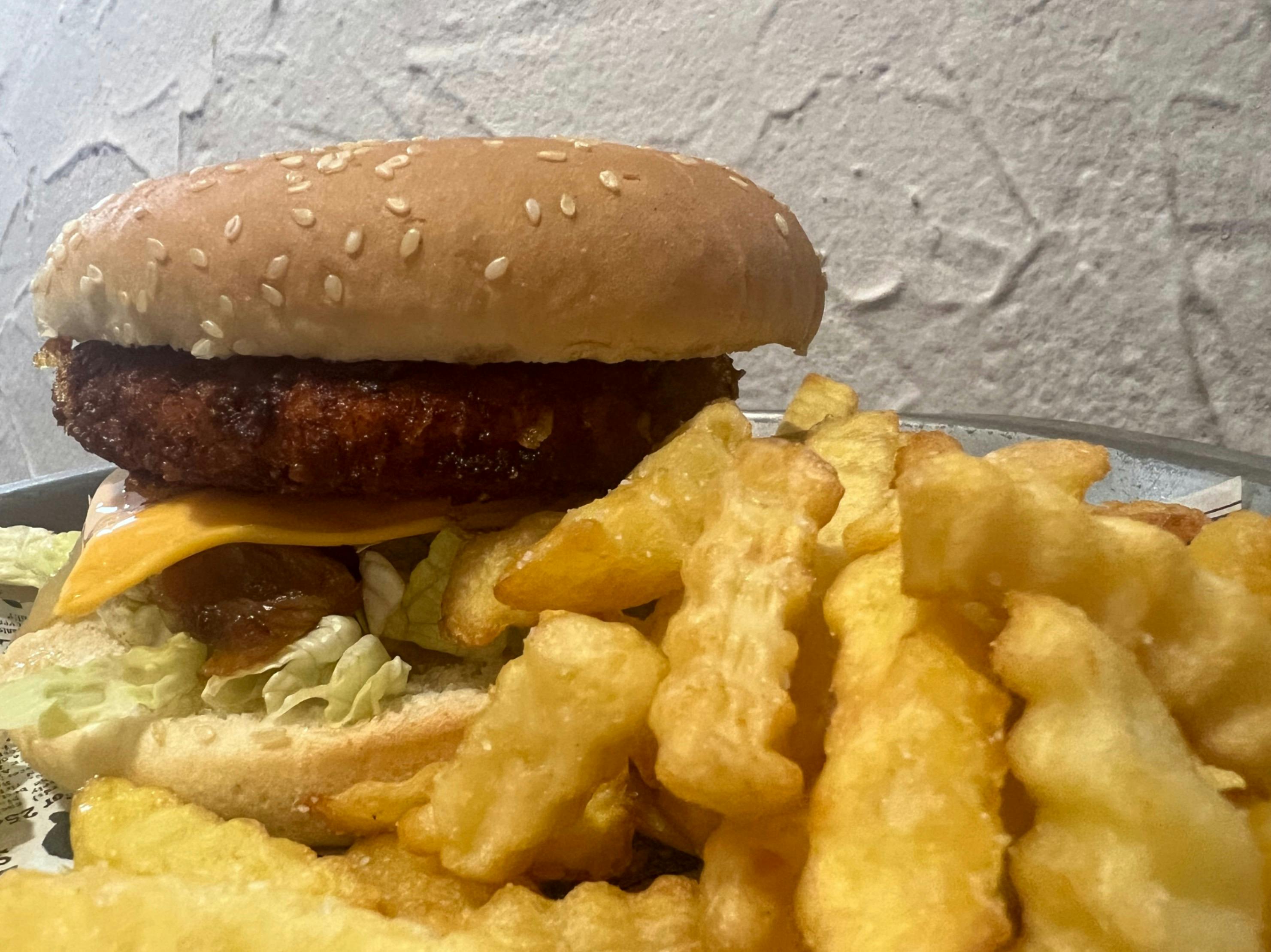 Hamburguesa crispy honey con patatas 