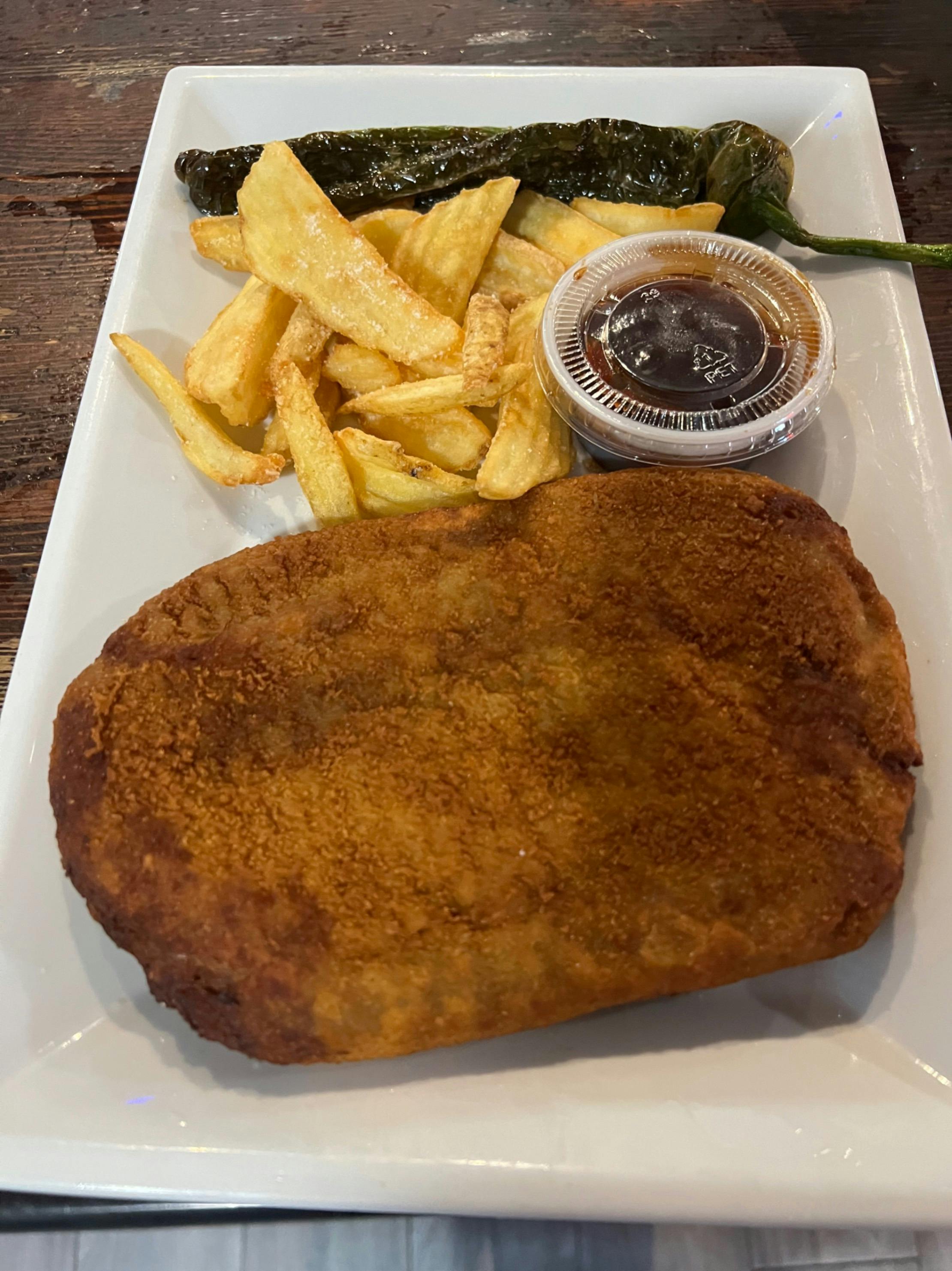 Cachopo de ternera relleno de queso de cabra jamón y piquillo 