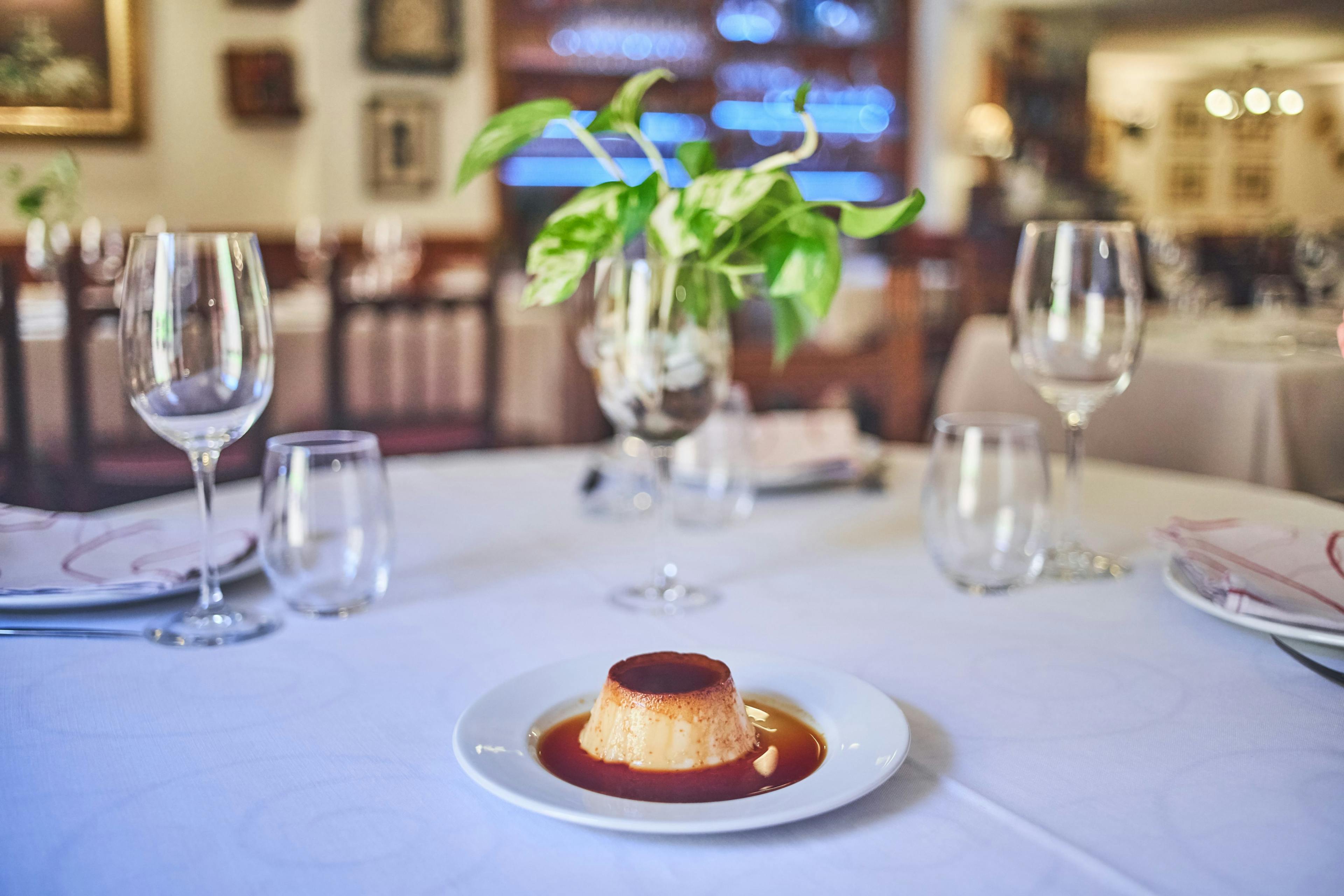 El flan de huevo y leche al caramelo