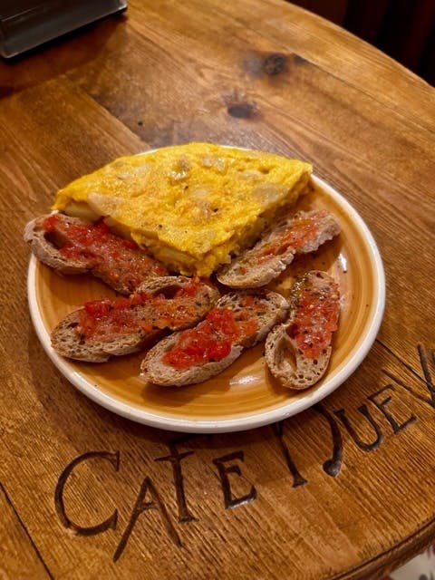 Ración de tortilla de patata con cebolla casera y su pan