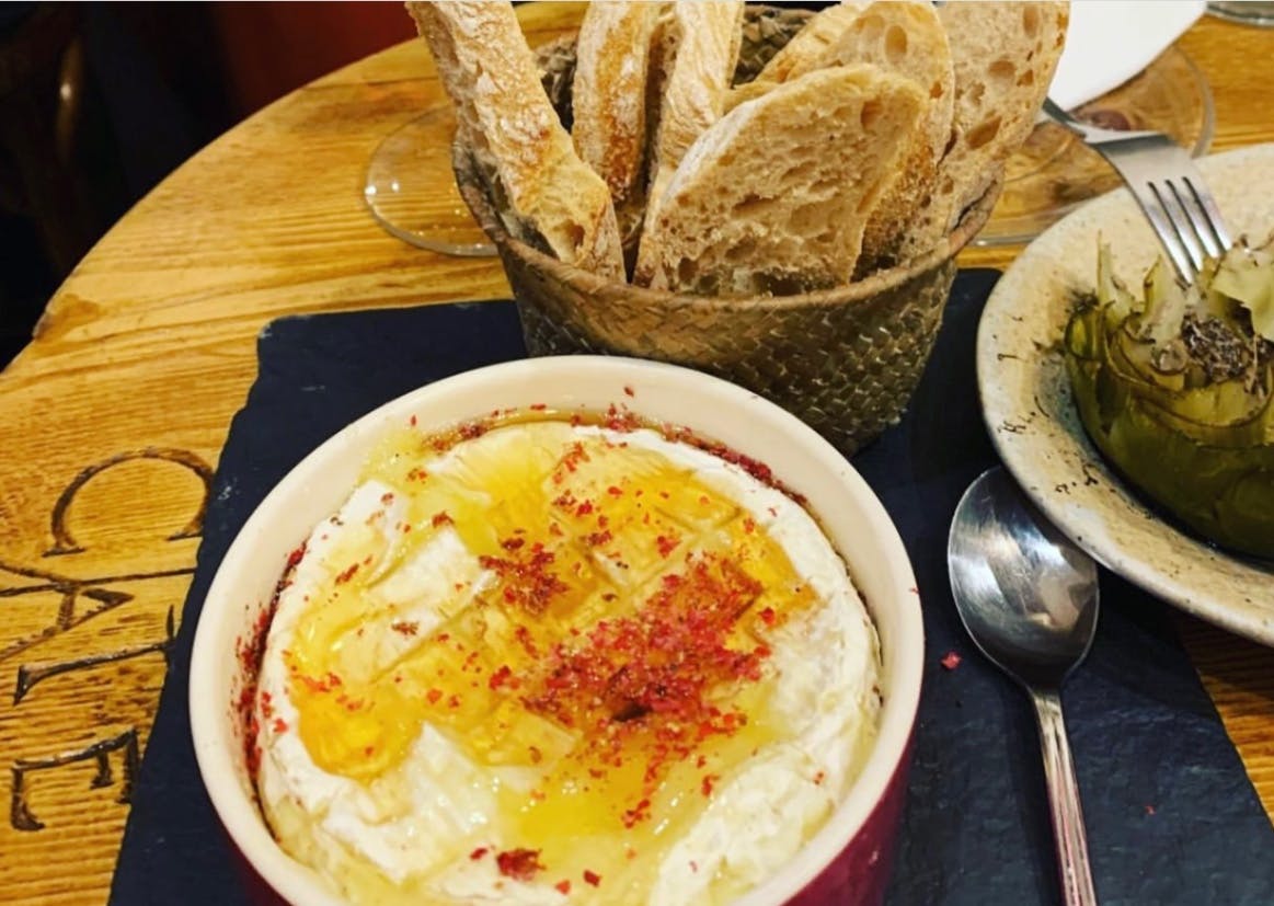 Camembert Caliente con miel y pimienta rosa con tostadas