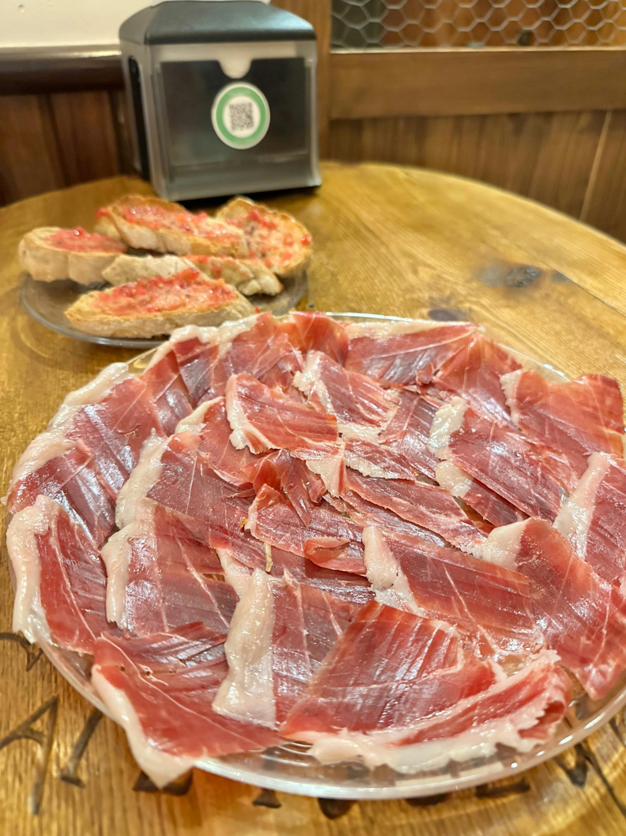 Jamón Iberico 100% corte al momento en nuestro local.