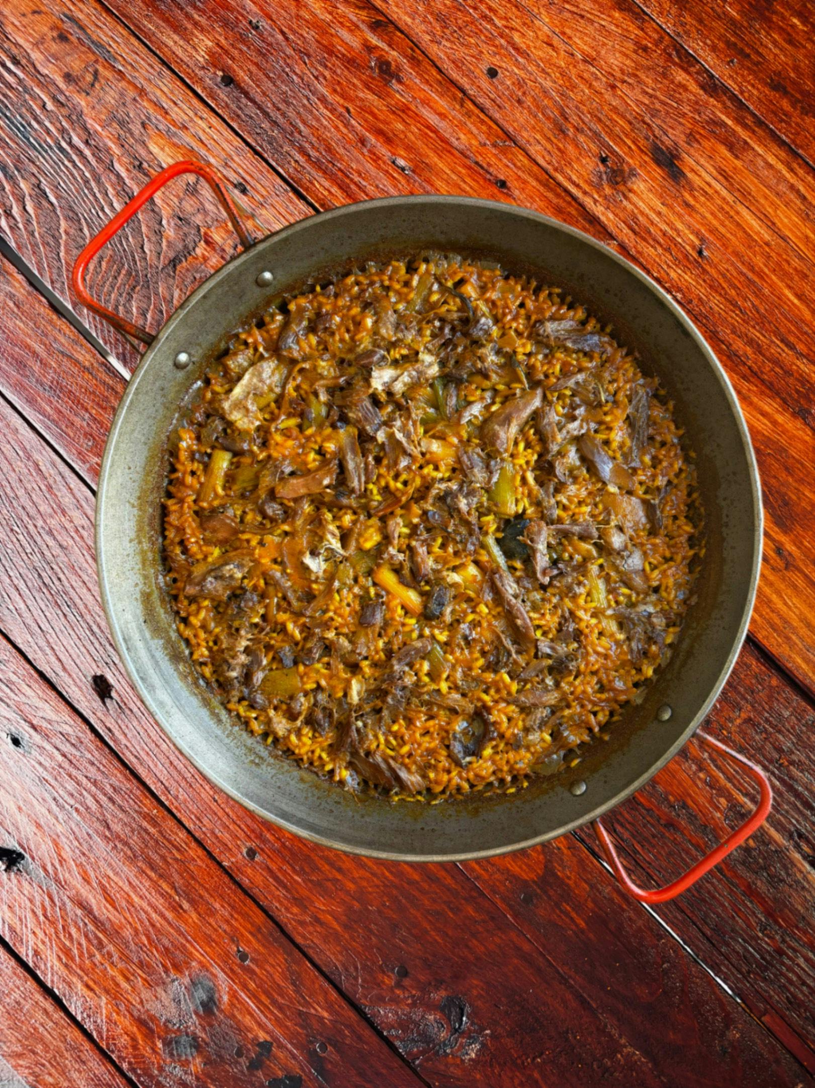 Arroz de pato, setas y ajos tiernos