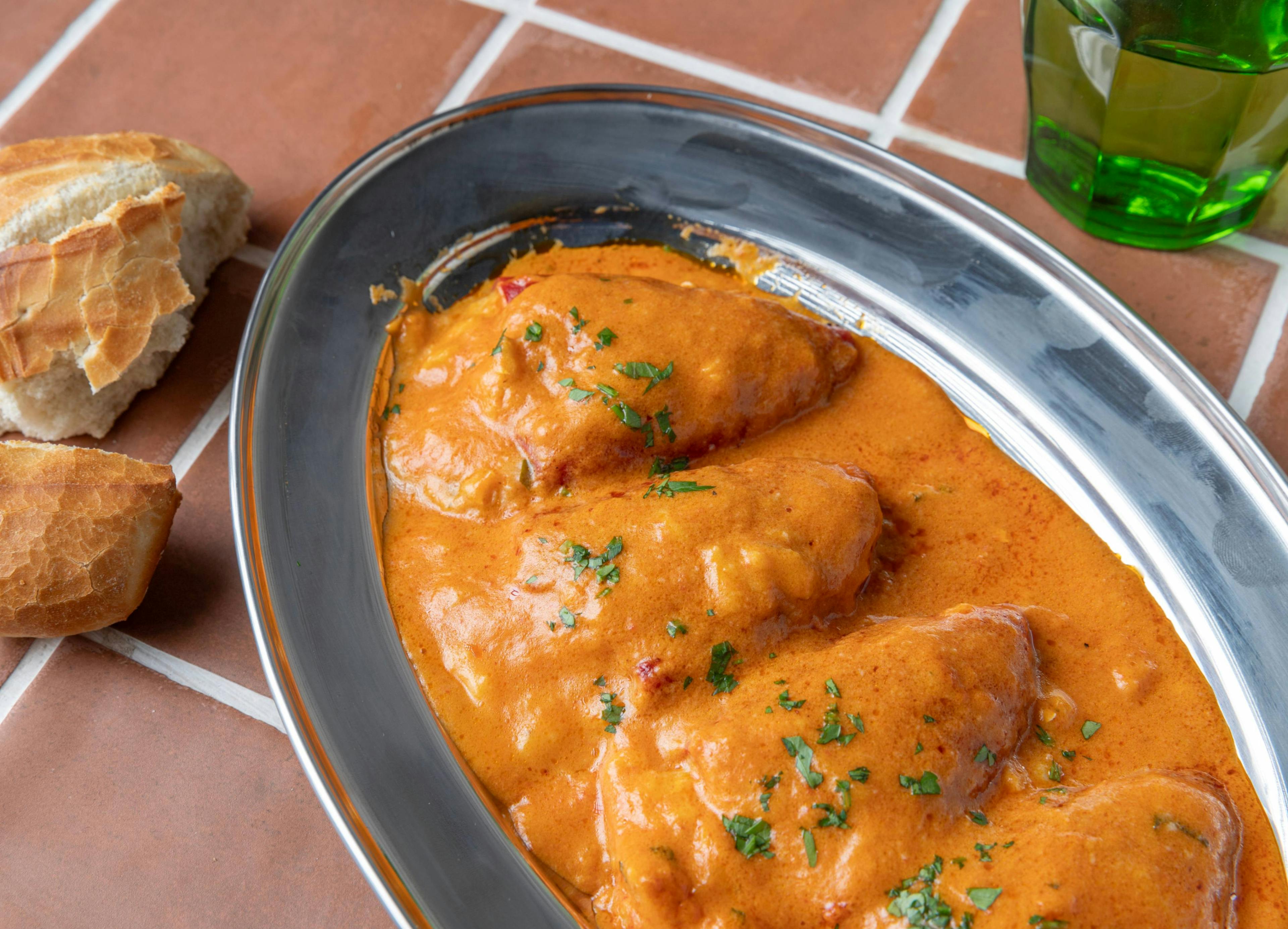 Pimientos rellenos de bacalao con salsa de piquillo