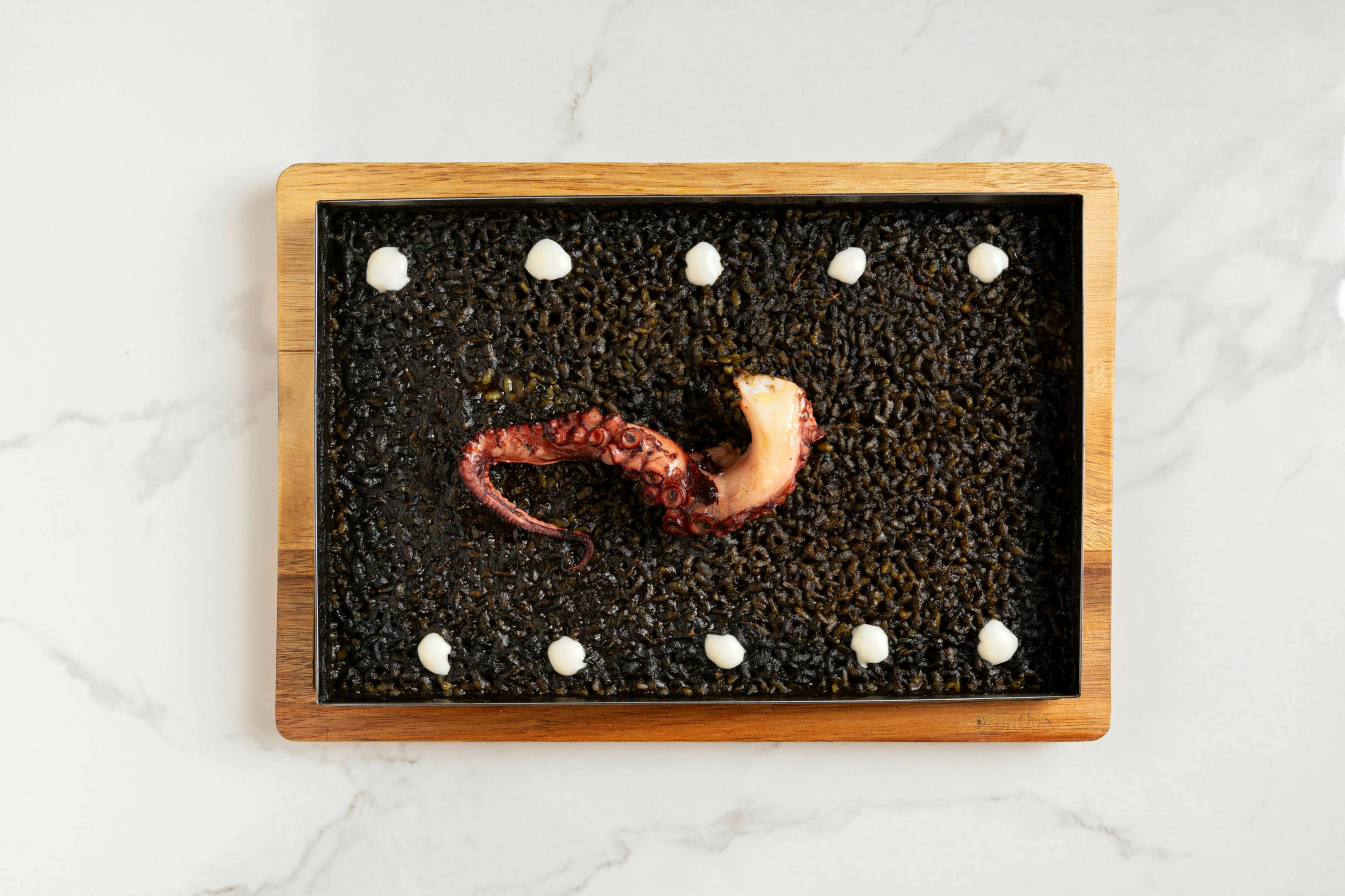 Llauna de arroz* negro de pulpo con alioli