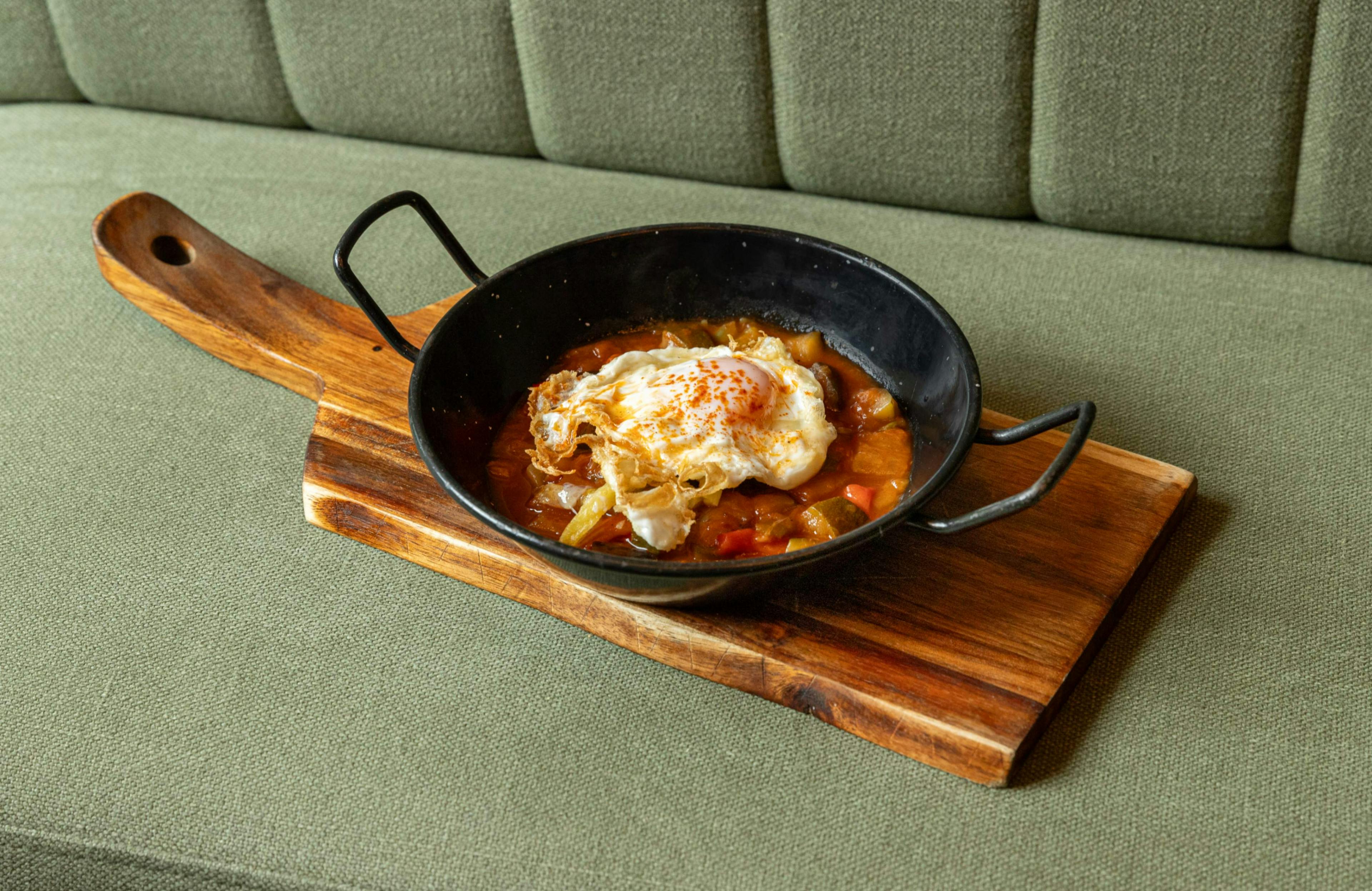 Pisto manchego con huevo frito