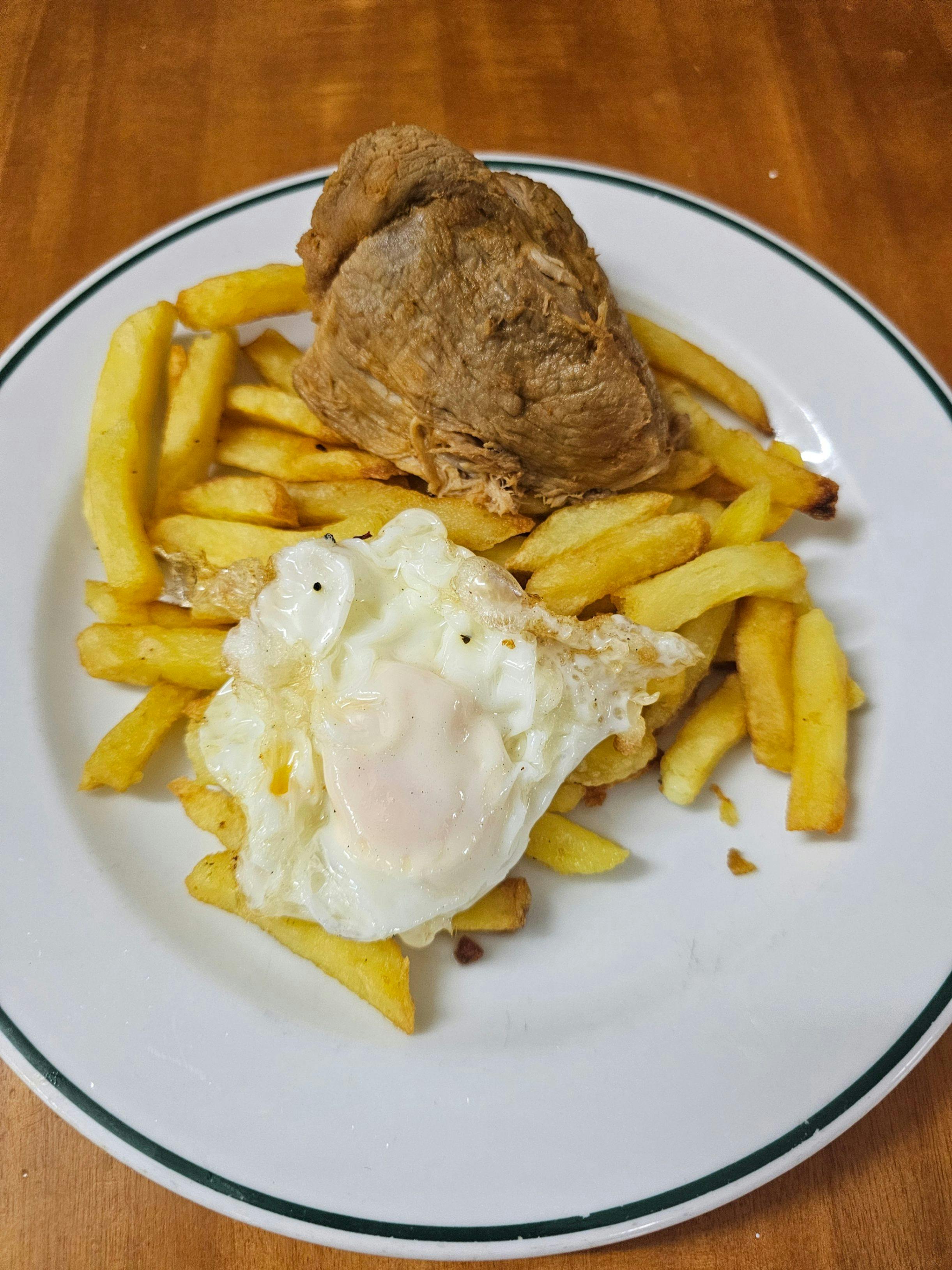 Lomo con patatas y huevo
